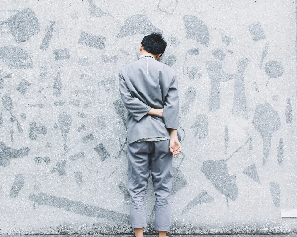 高清摄影 男人站在路中间