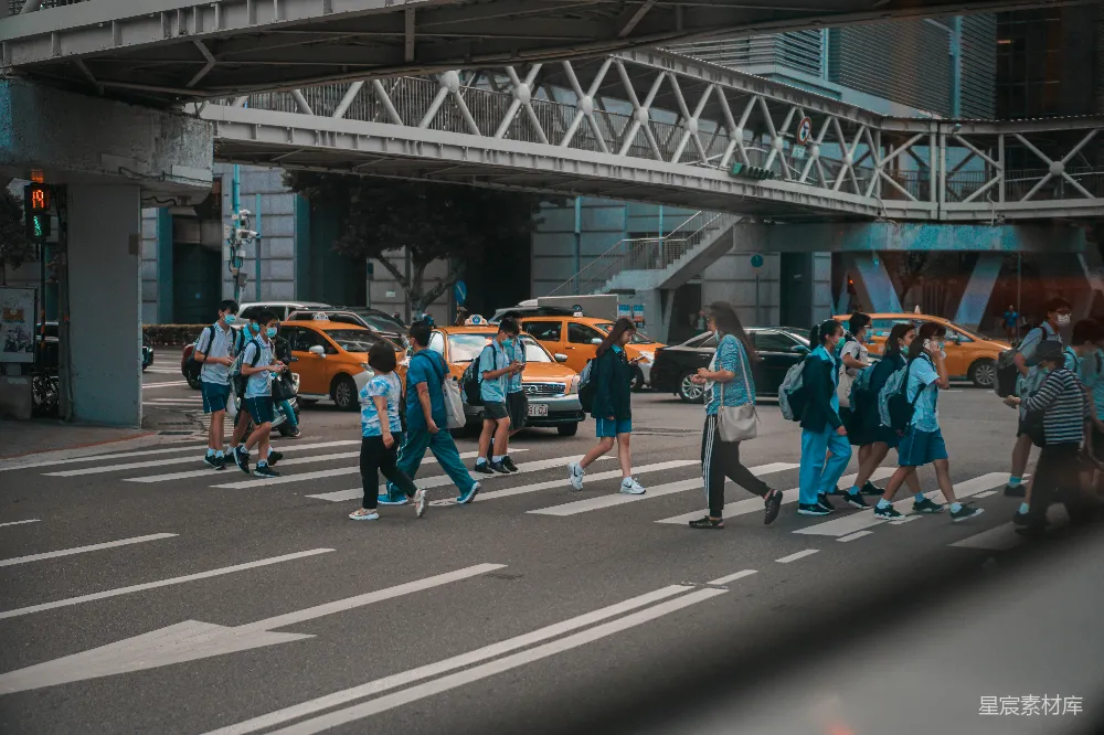 高清摄影 白天街上的人们在行走
