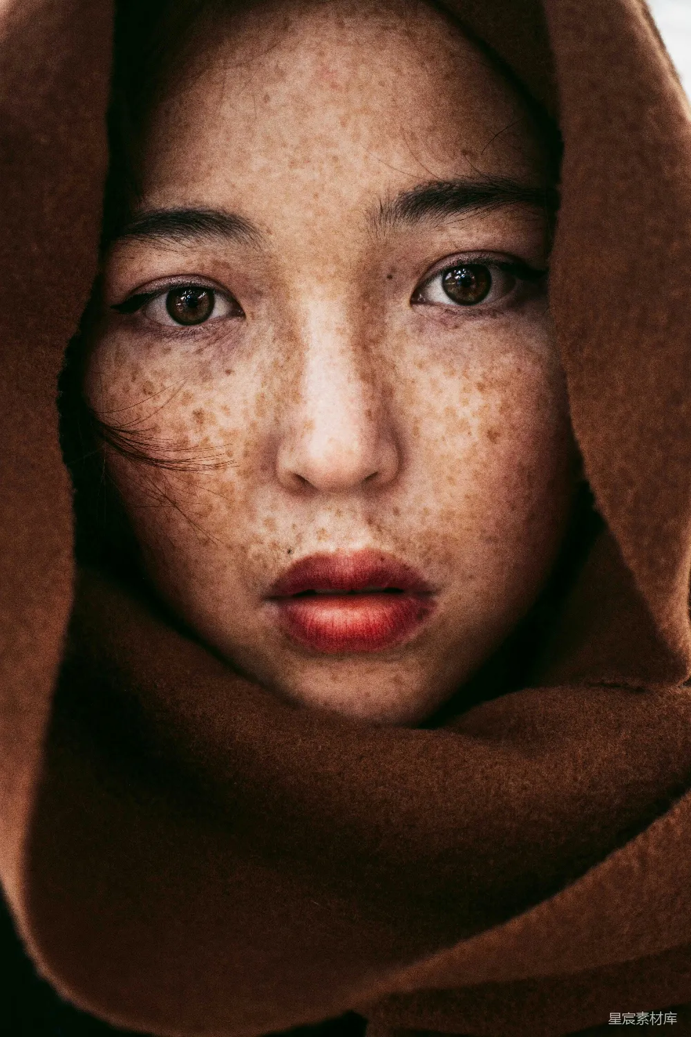 高清摄影 穿着褐色头巾的女人自拍