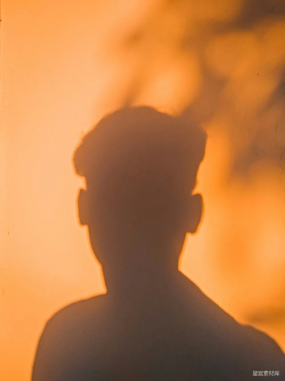 高清摄影 一个戴着帽子的男人的身影