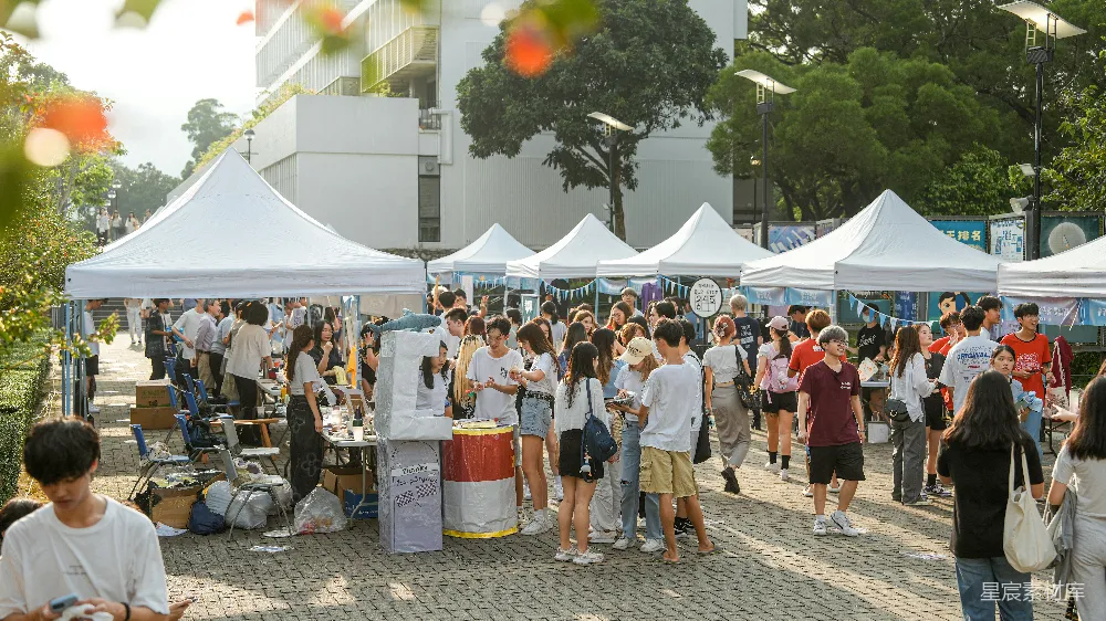 高清摄影  人们在帐篷下浏览并享受市场。