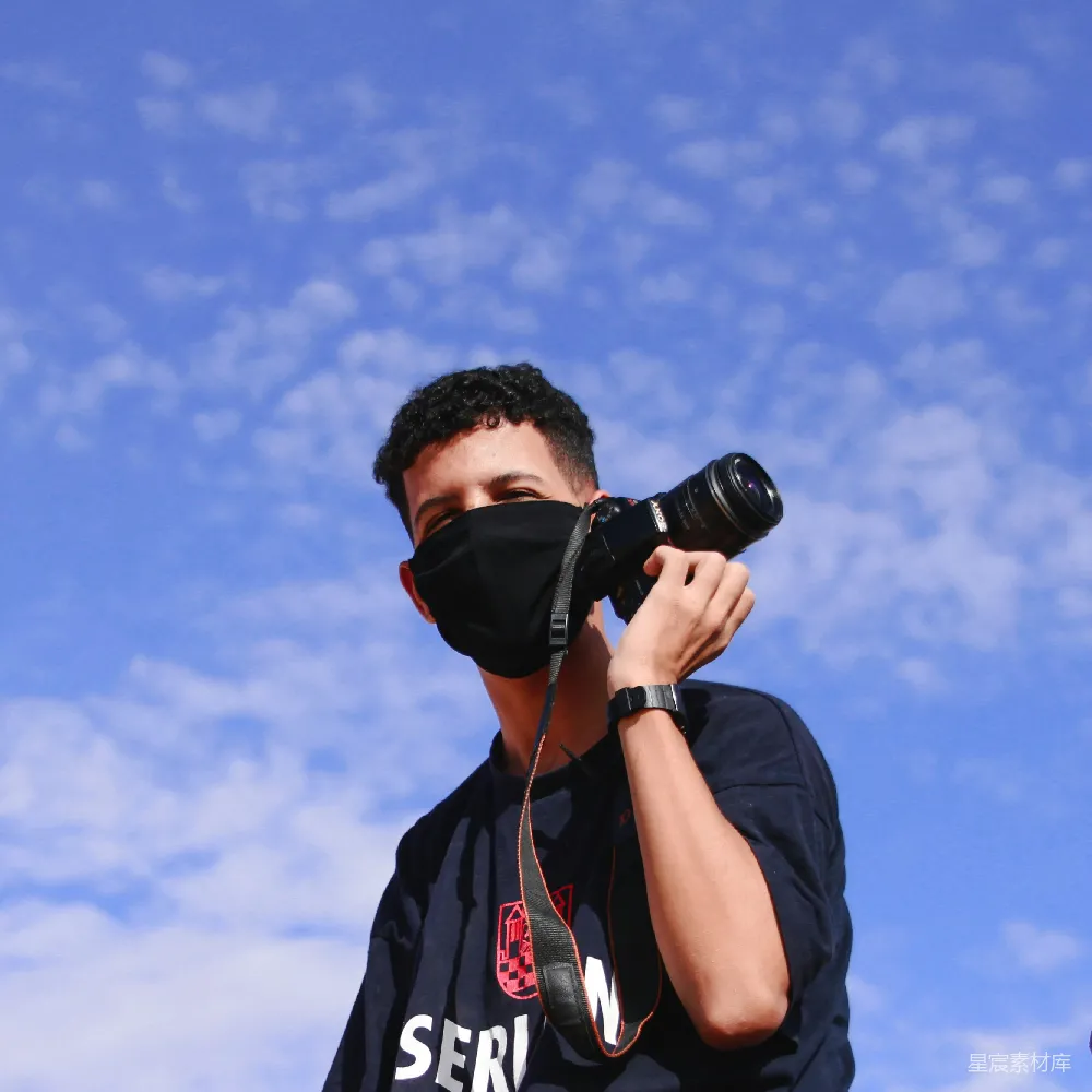 高清摄影 黑色和红色的圆领T恤男子正在使用黑色DSLR相机。