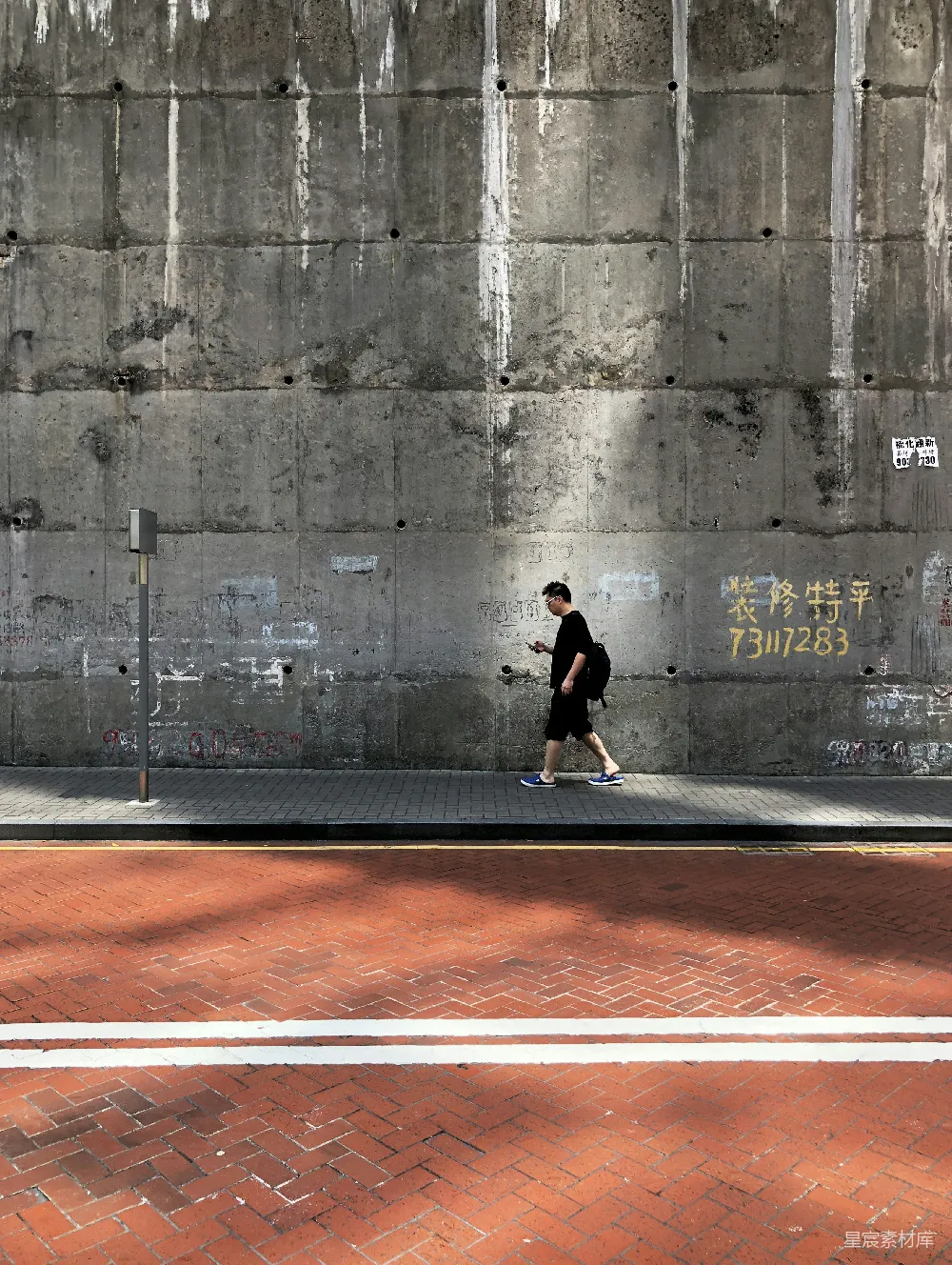 高清摄影 白天一个人走在人行道旁和街道上
