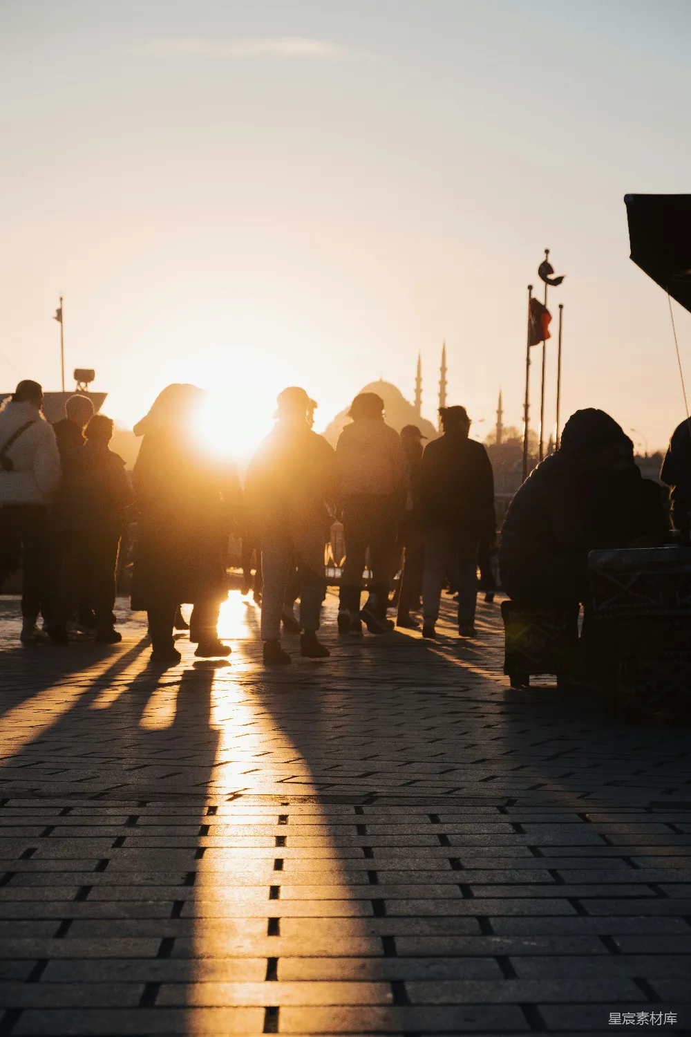 高清摄影 一群人在夕阳下走在人行道上