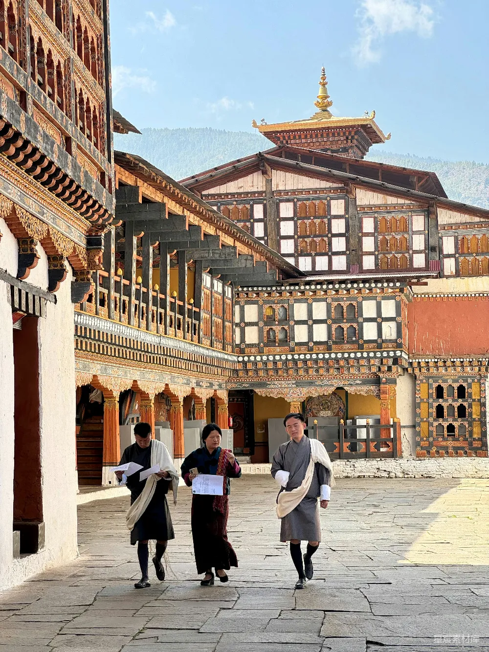 高清摄影 一群人在 courtyard 中闲逛
