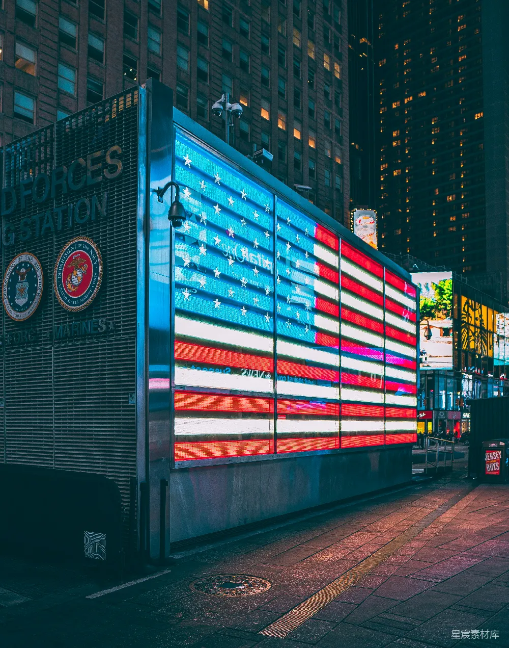 高清摄影 一面大型美国国旗被投影在建筑物一侧。
