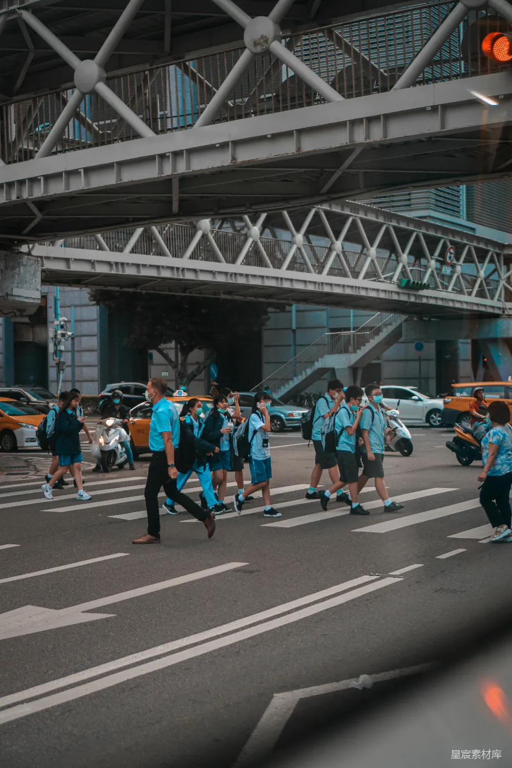 高清摄影 身穿蓝白和橙色T恤的人在白天在路面上跑步