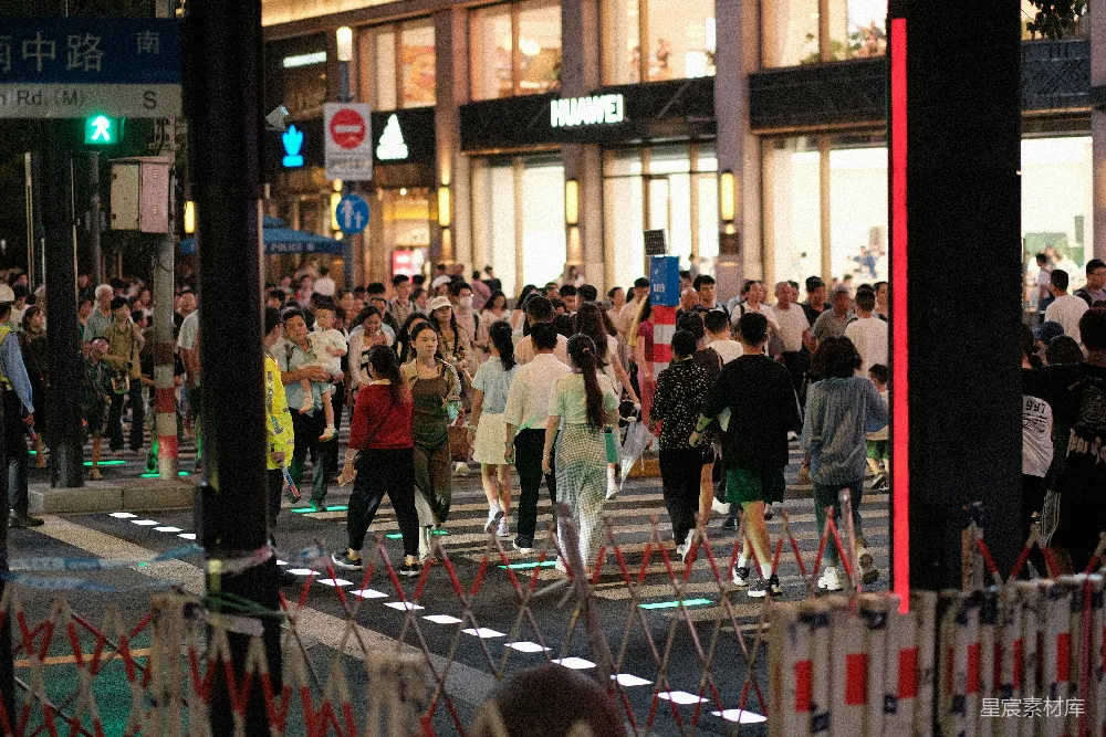 高清摄影 夜晚一群人走在街上