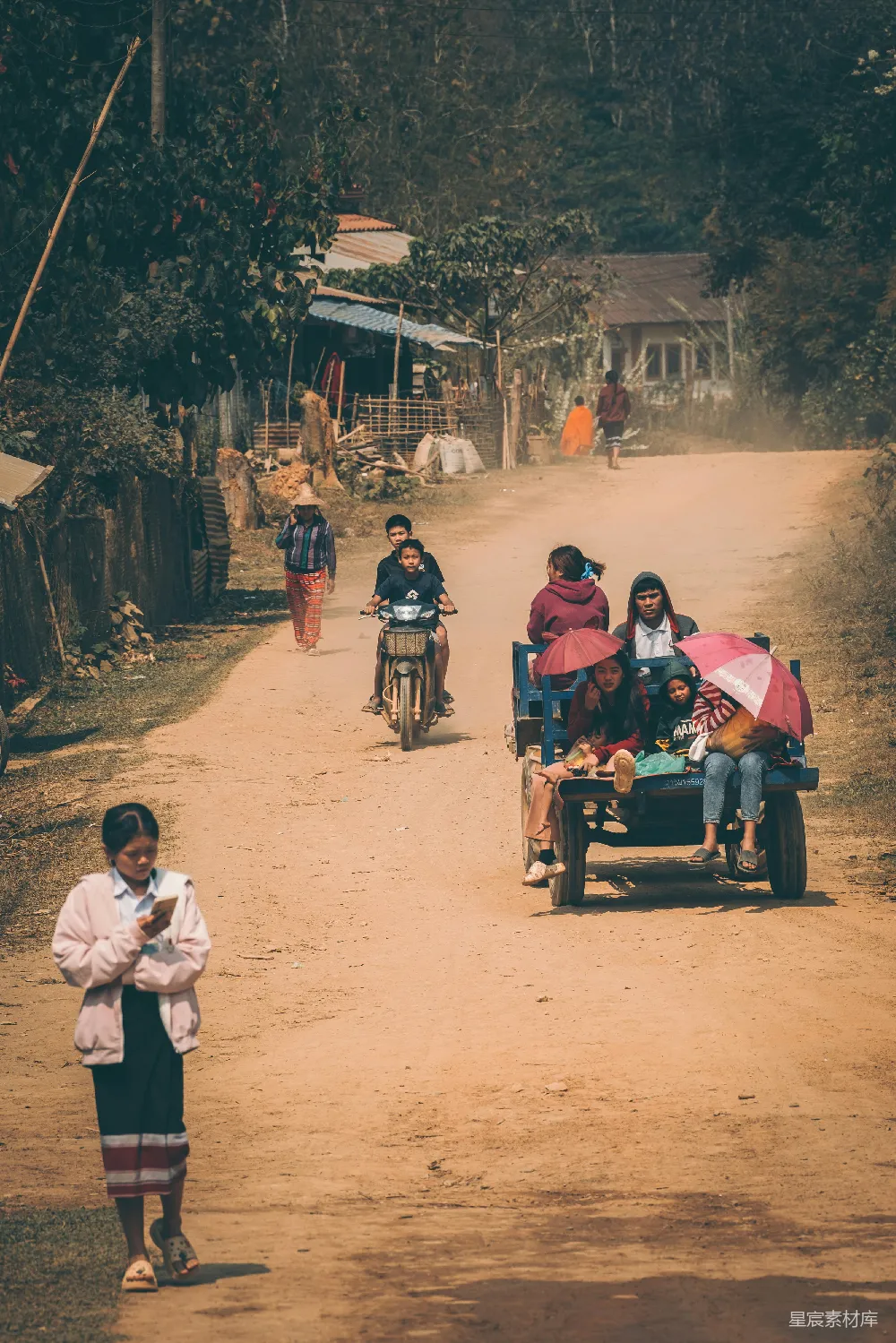 高清摄影 一群人在一条土路上骑摩托车