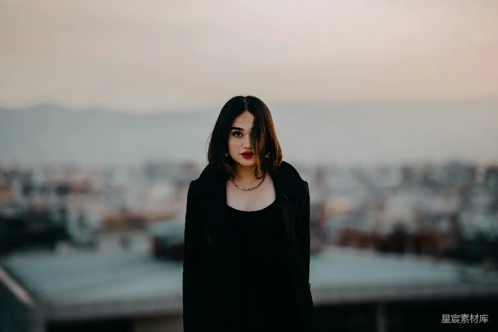 高清摄影 人物 黑色长袖上衣的女人在白天站在海滩上