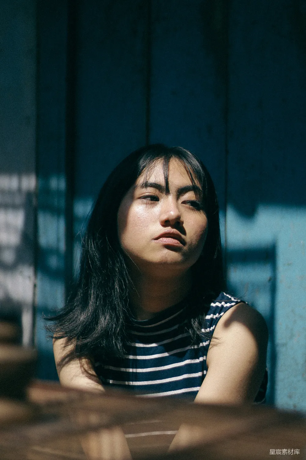 高清摄影 一个女人坐着闭着眼睛