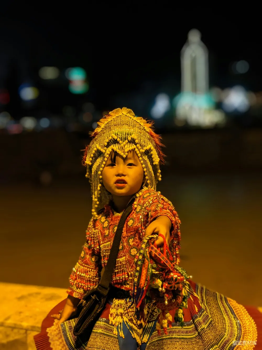高清摄影 人物 身着多彩传统服饰的女孩