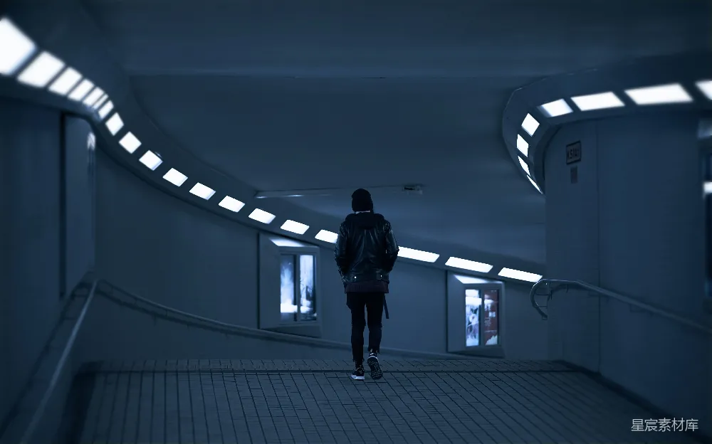 高清摄影 一个人在一栋建筑的走廊里行走