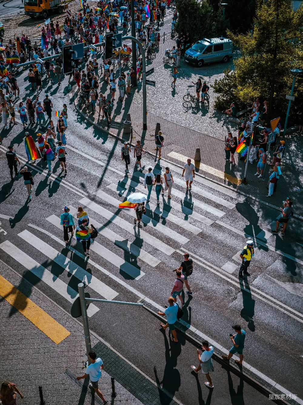 高清摄影  一群人穿过街道