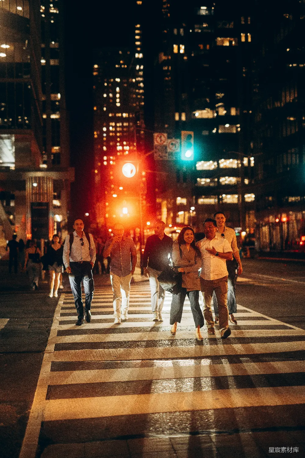 高清摄影 一群人在夜晚过马路