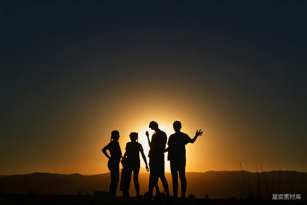 高清摄影 一群人在夕阳前站立