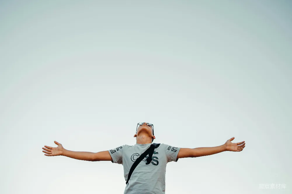 高清摄影 一个男人正在天空中放风筝。
