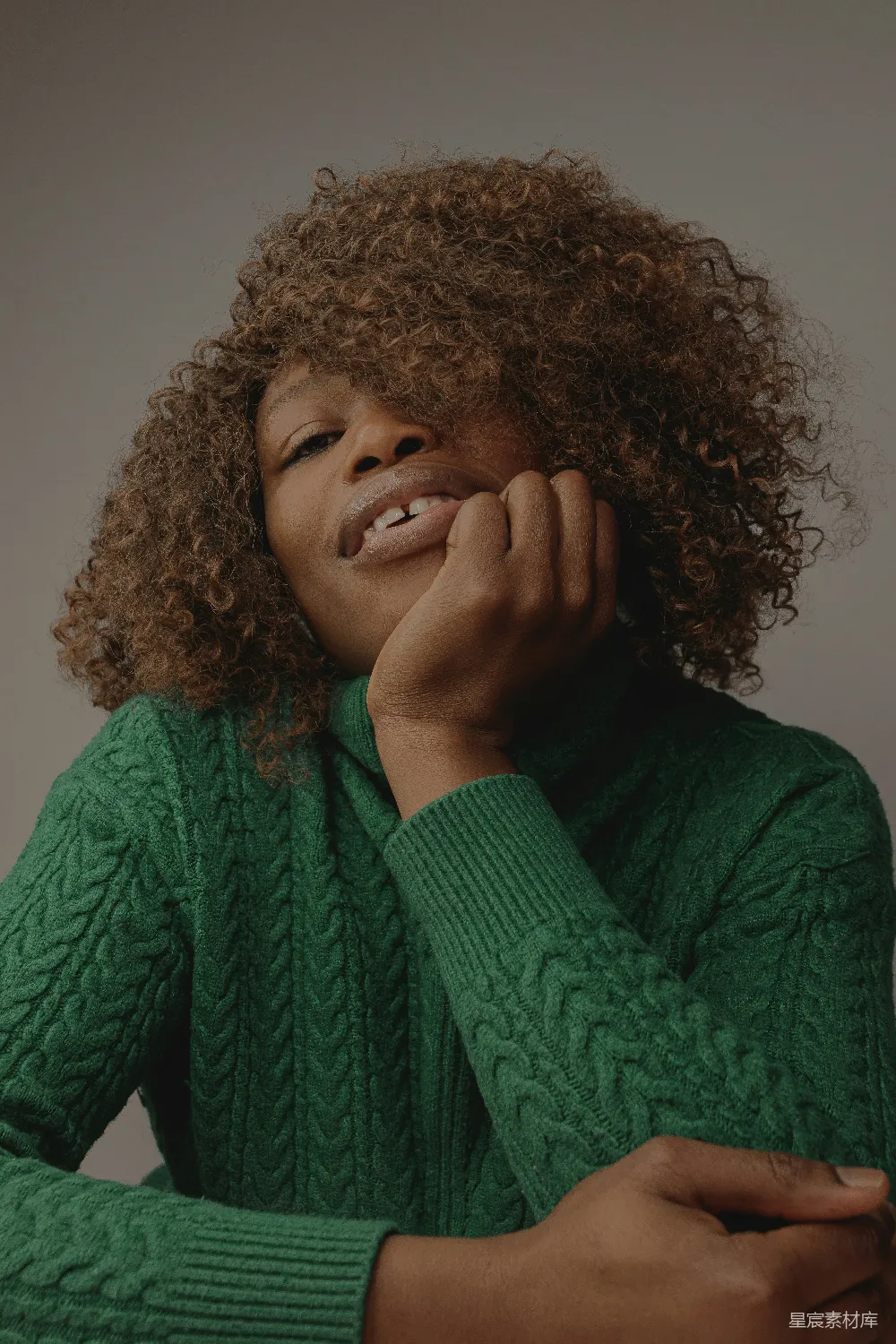 高清摄影 curly-haired person