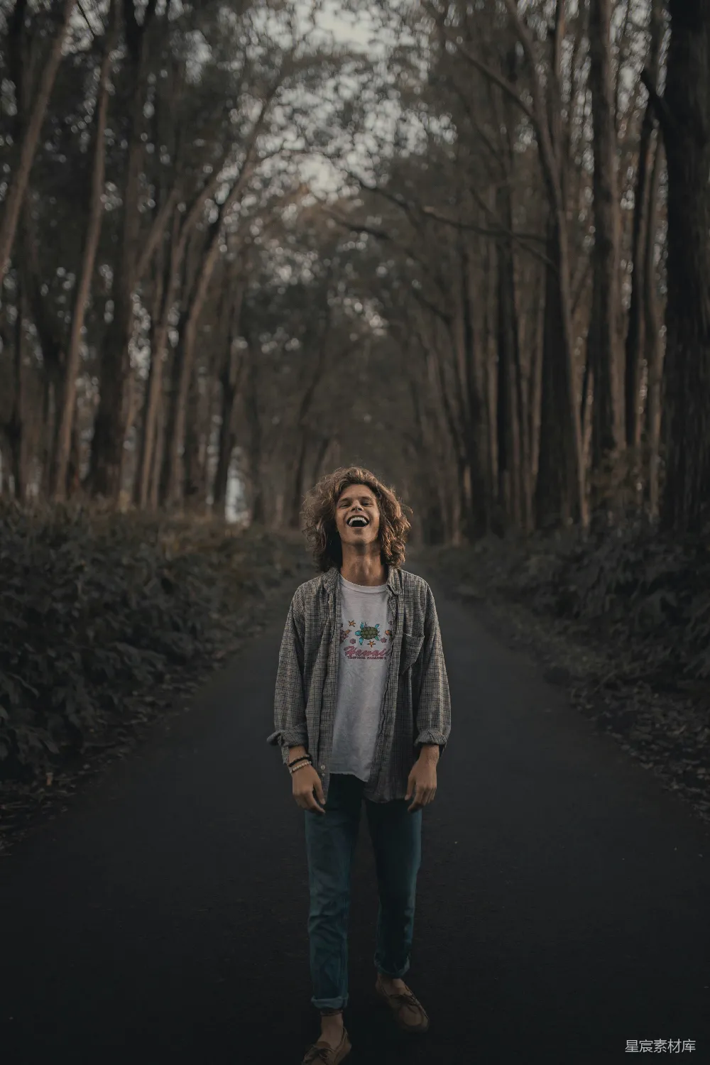 高清摄影 灰衫女子站在路上的日间