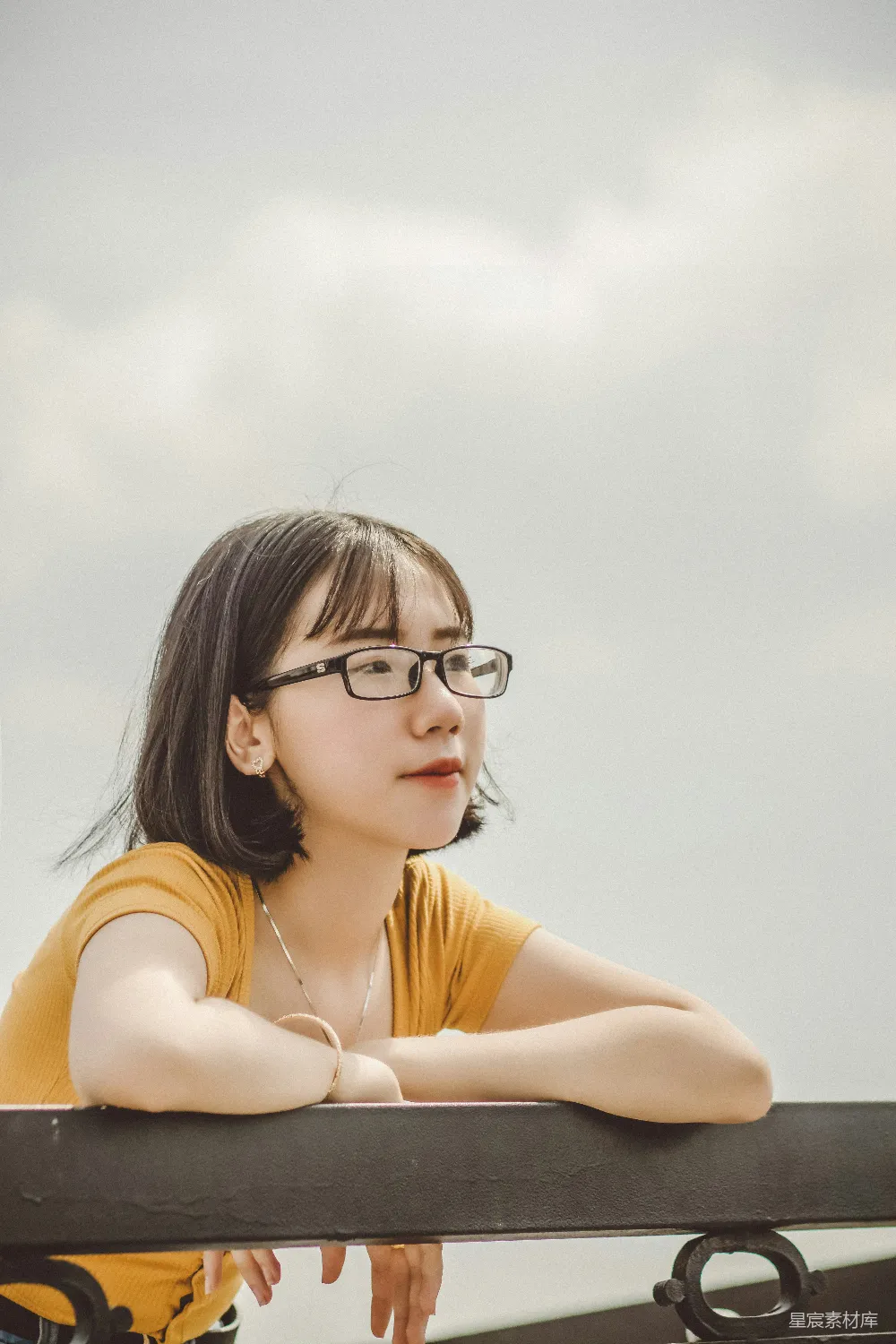 高清摄影 黑衣女人戴着黑框眼镜和黄色上衣