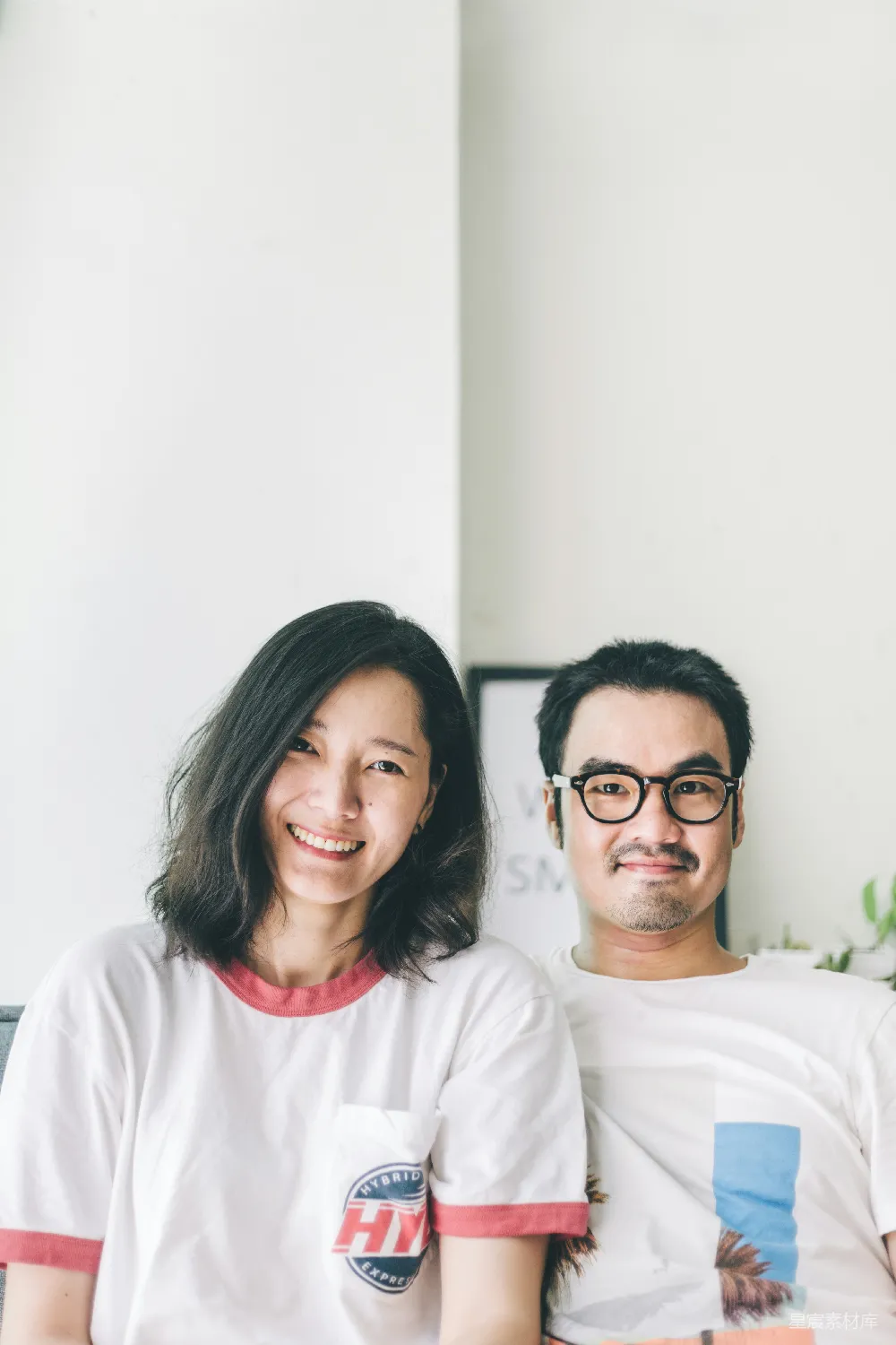 高清摄影 人物 白衬衫袖克夫旁边的女人身穿白衬衫