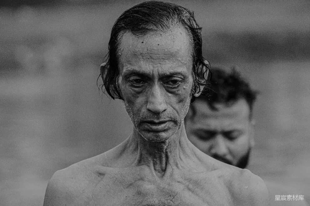 高清摄影  一个赤裸的男人站在另一个男人旁边