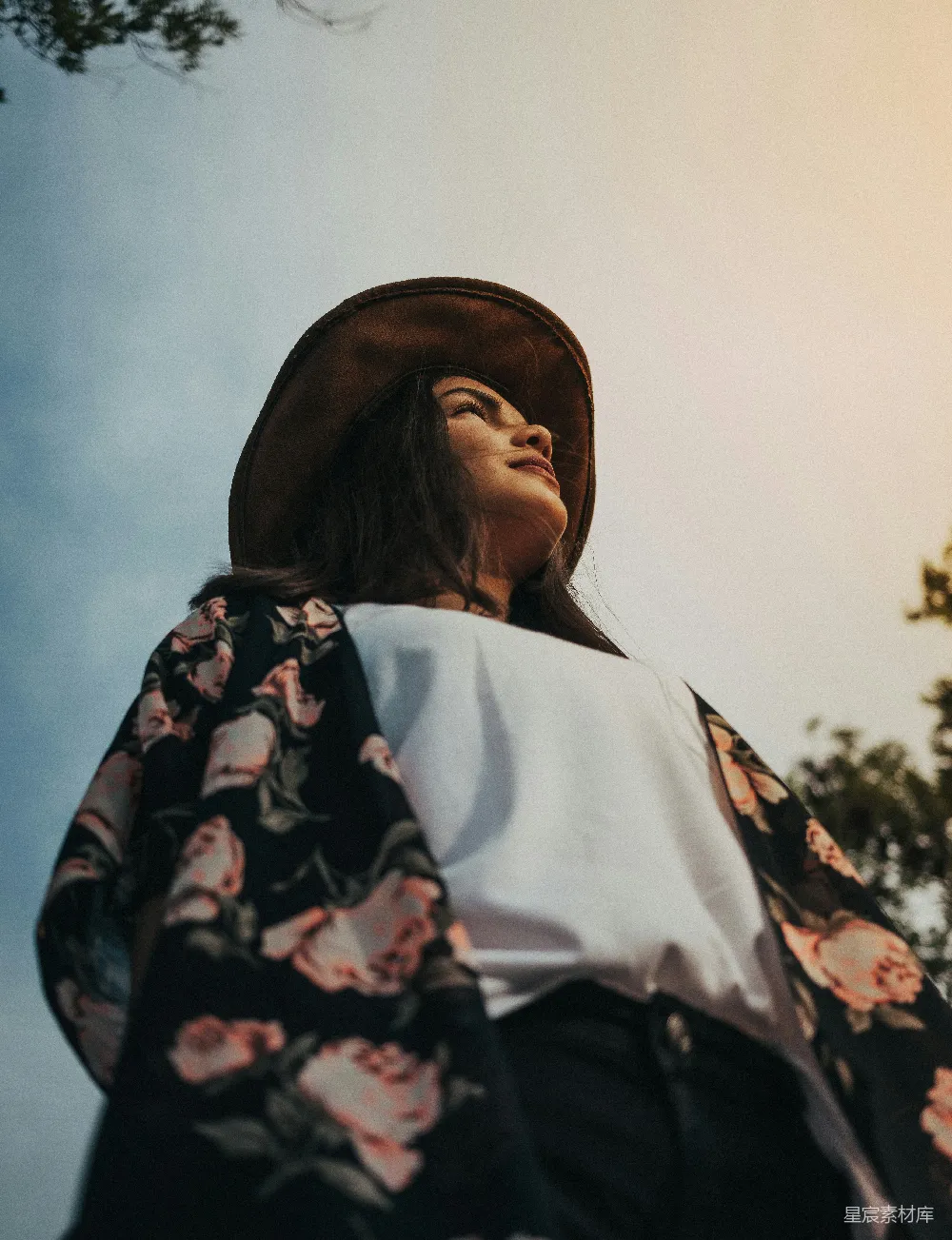 高清摄影  白上衣，黑色和红色的花卉图案的女子
