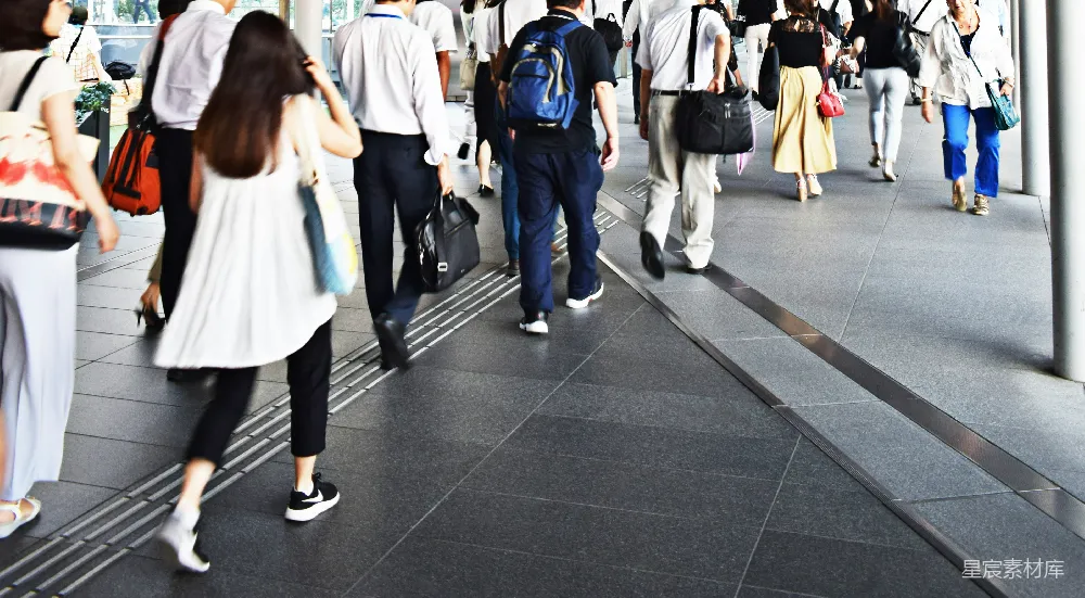 高清摄影  灰石板路上的人们