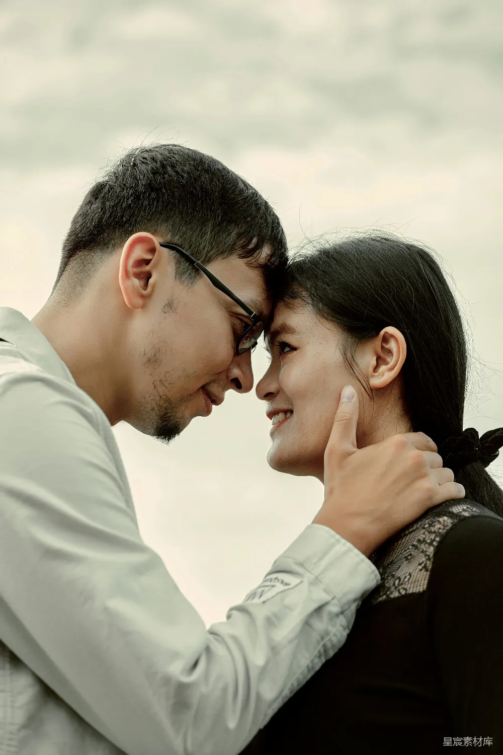 高清摄影 一名男子和一名女子接吻