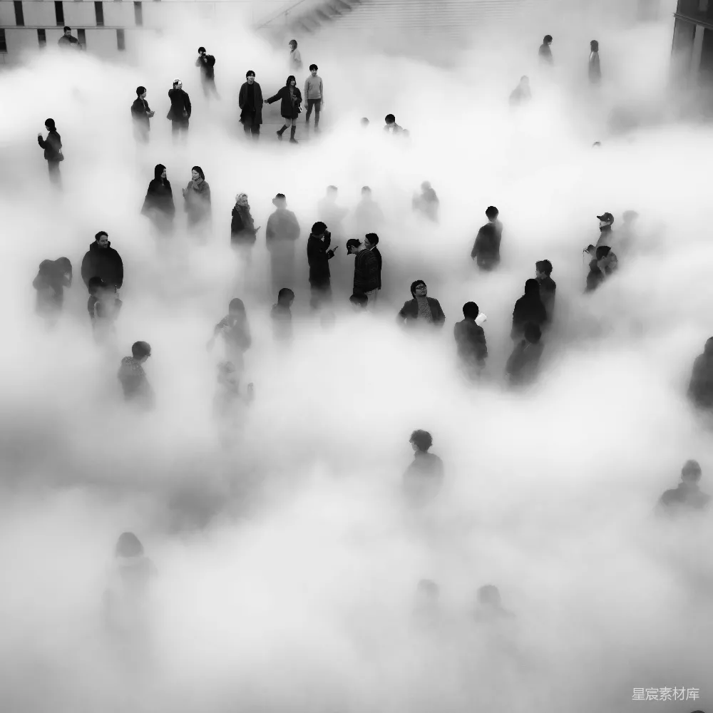 高清摄影 一群人在雾气缭绕的地方站立。