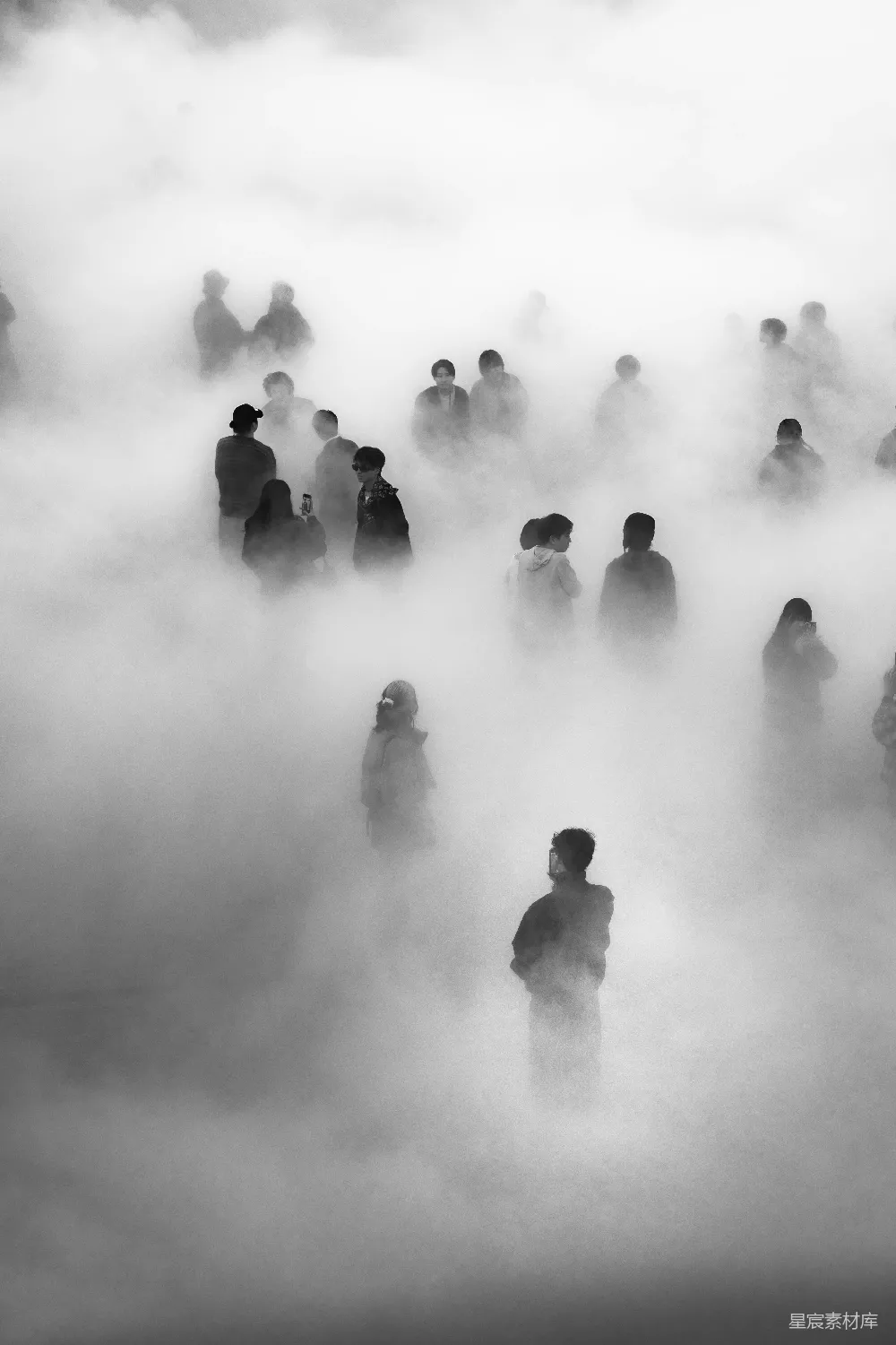 高清摄影 一群人在雾中站立
