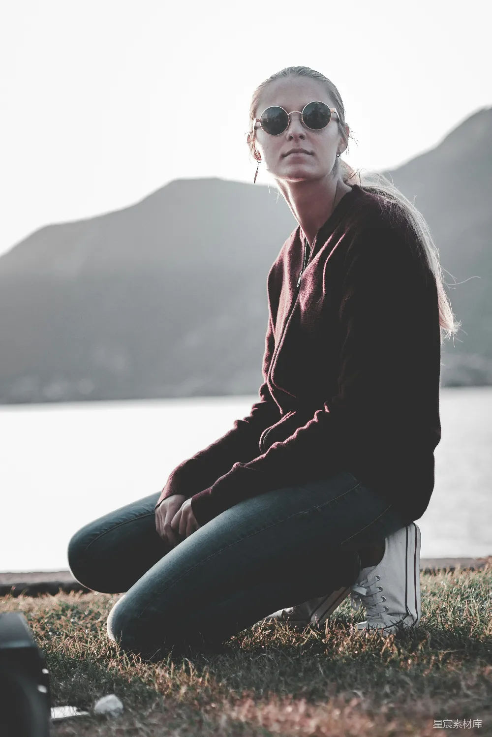 高清摄影 浅聚焦摄影中女人侧身跪在草地上望向一侧