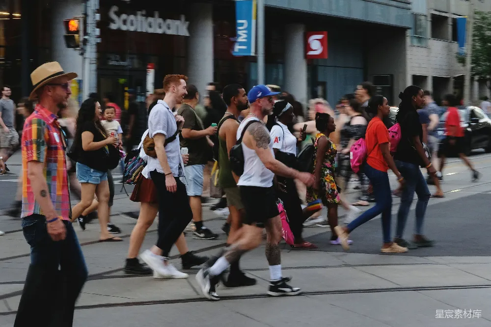 高清摄影 街上一群人在步行穿过街道