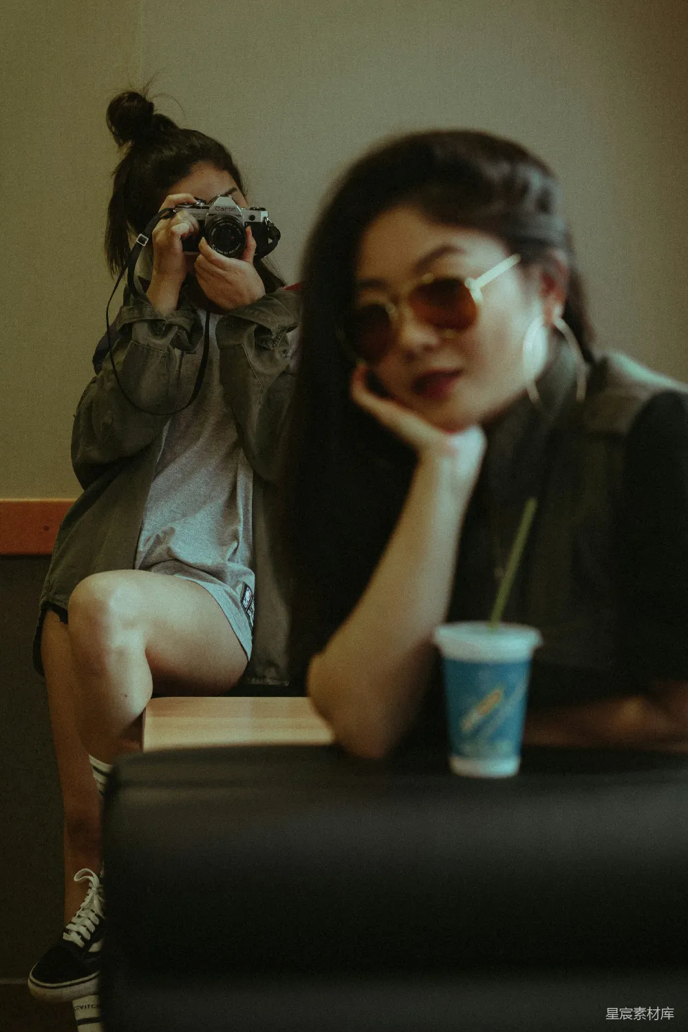 高清摄影  女人坐在椅子上拍照