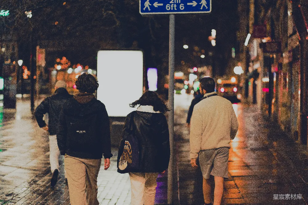 高清摄影 黑夹克男人穿着棕色裤子在夜晚步行于人行道上