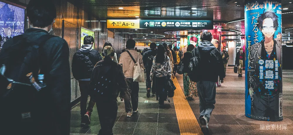高清摄影 一群人走在走廊里