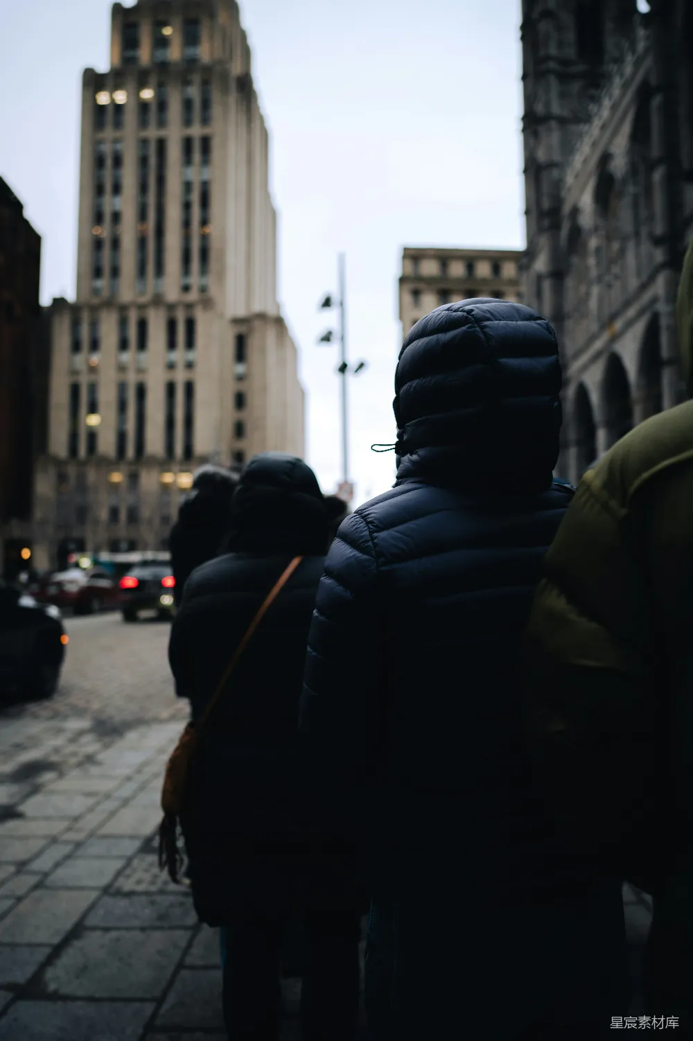 高清摄影 一群人在高建筑物旁边步行街走着