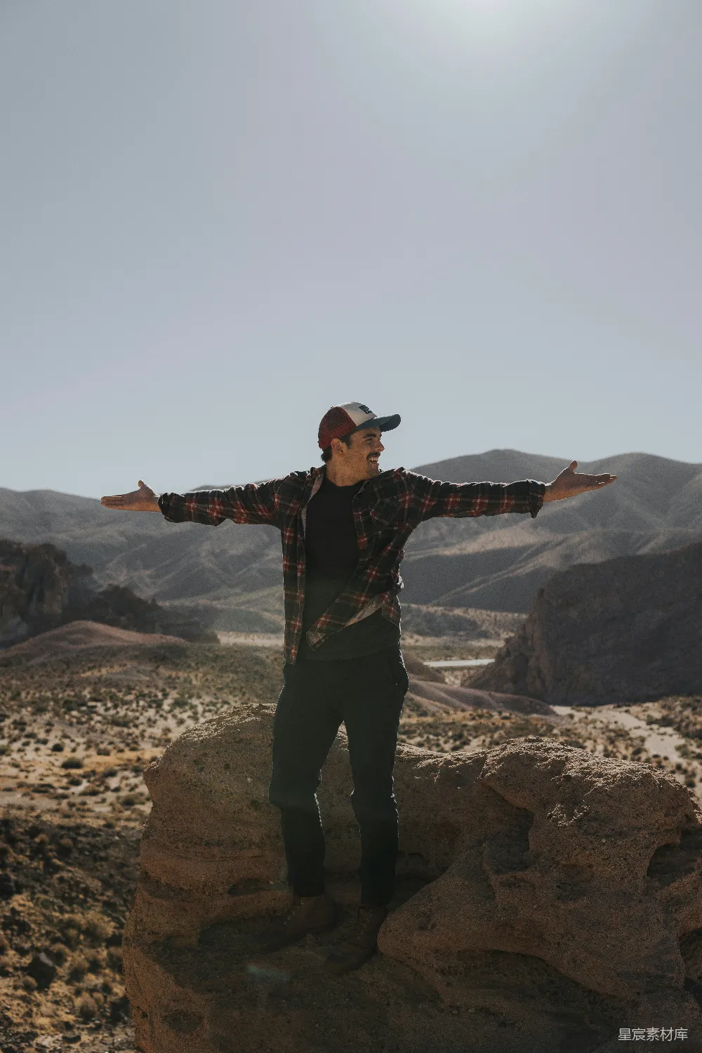 高清摄影 男人张开双臂站在山景背景前
