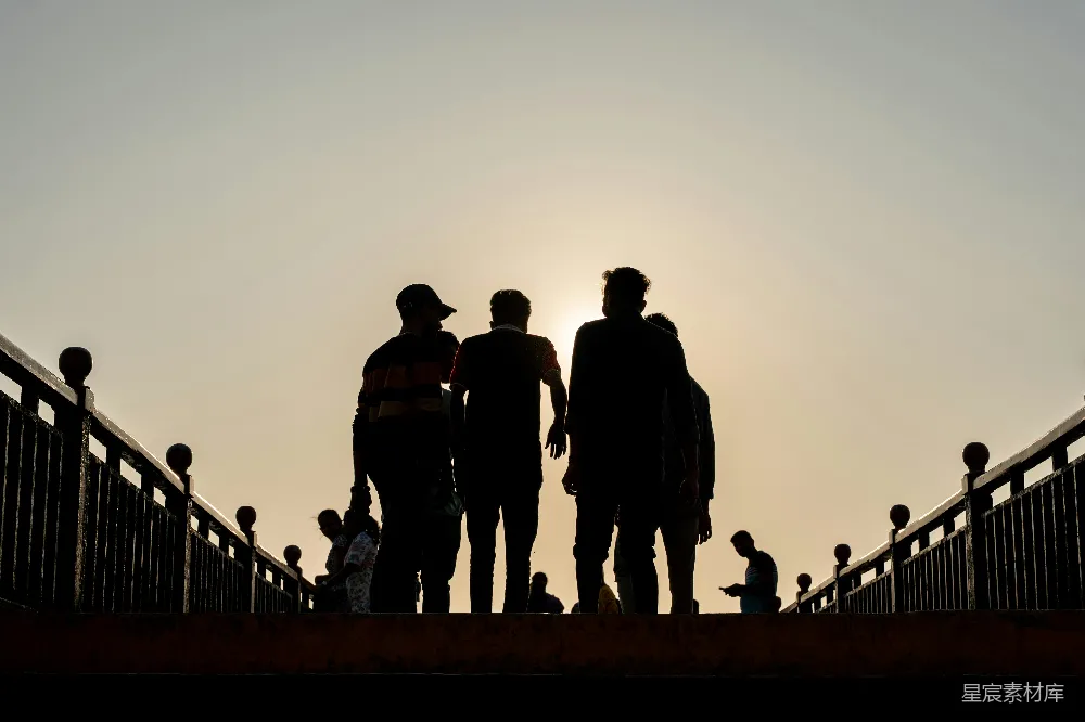 高清摄影  夕阳下，桥上的人影。