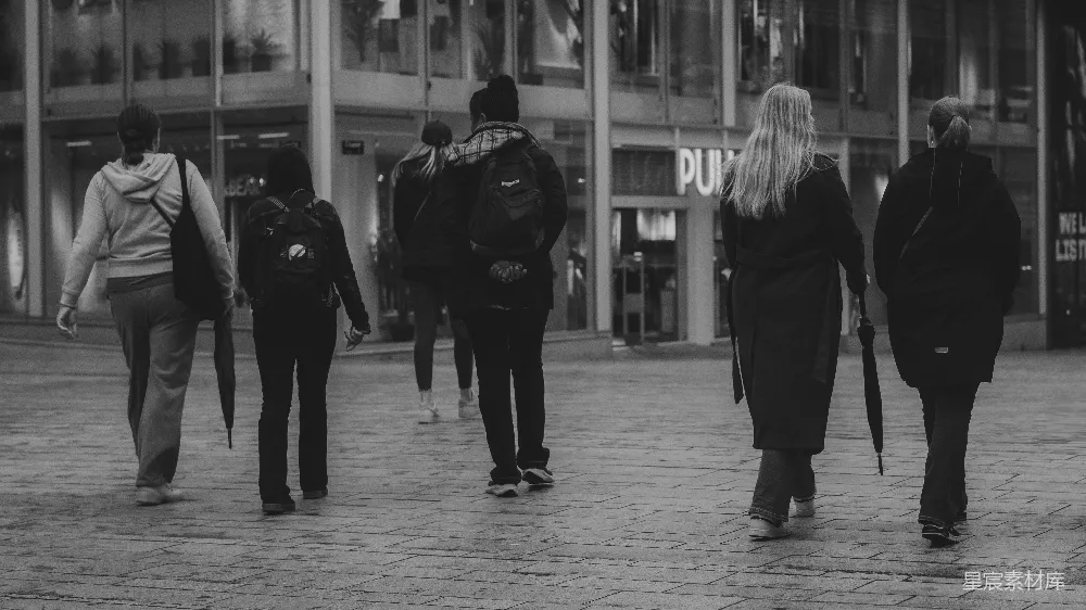 高清摄影 人物 城市街道上有人行走。