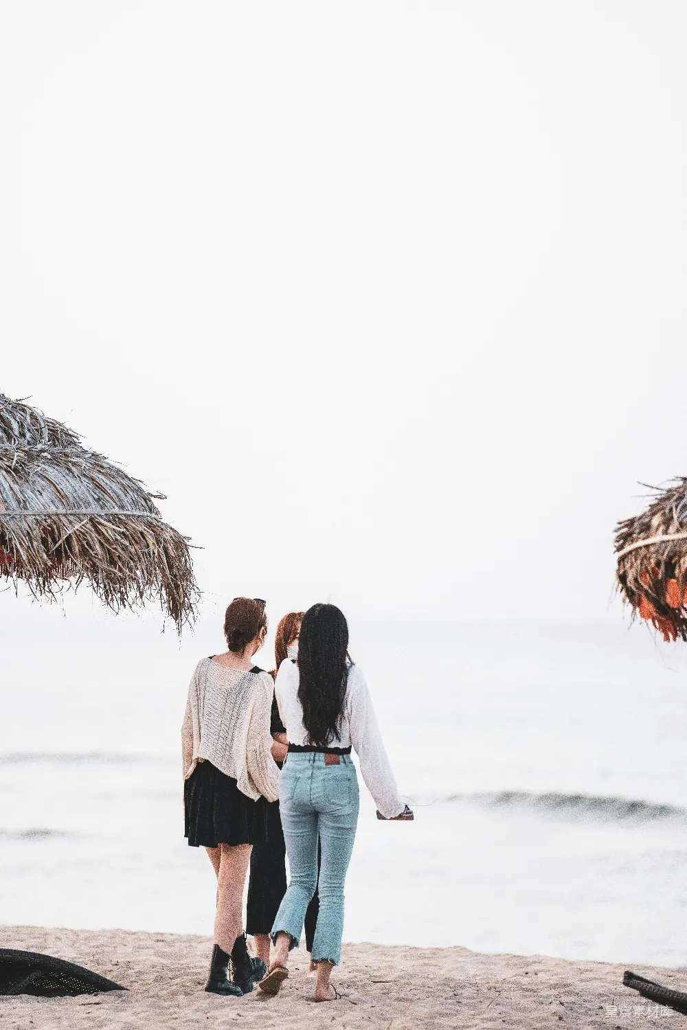 高清摄影 几个女子站在海滩上望着大海
