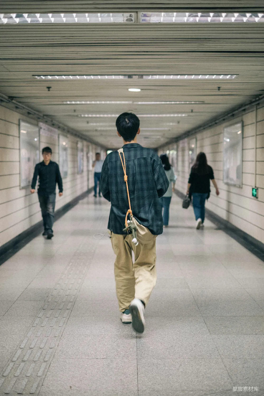 高清摄影  一个男人在长长的走廊里拿着手包走着