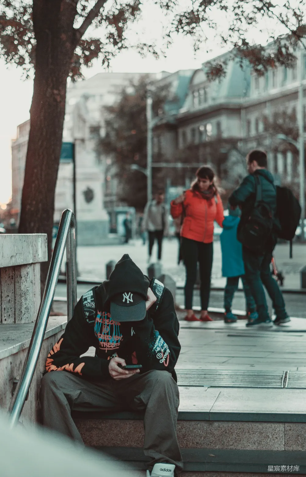 高清摄影 一个人坐在长凳上