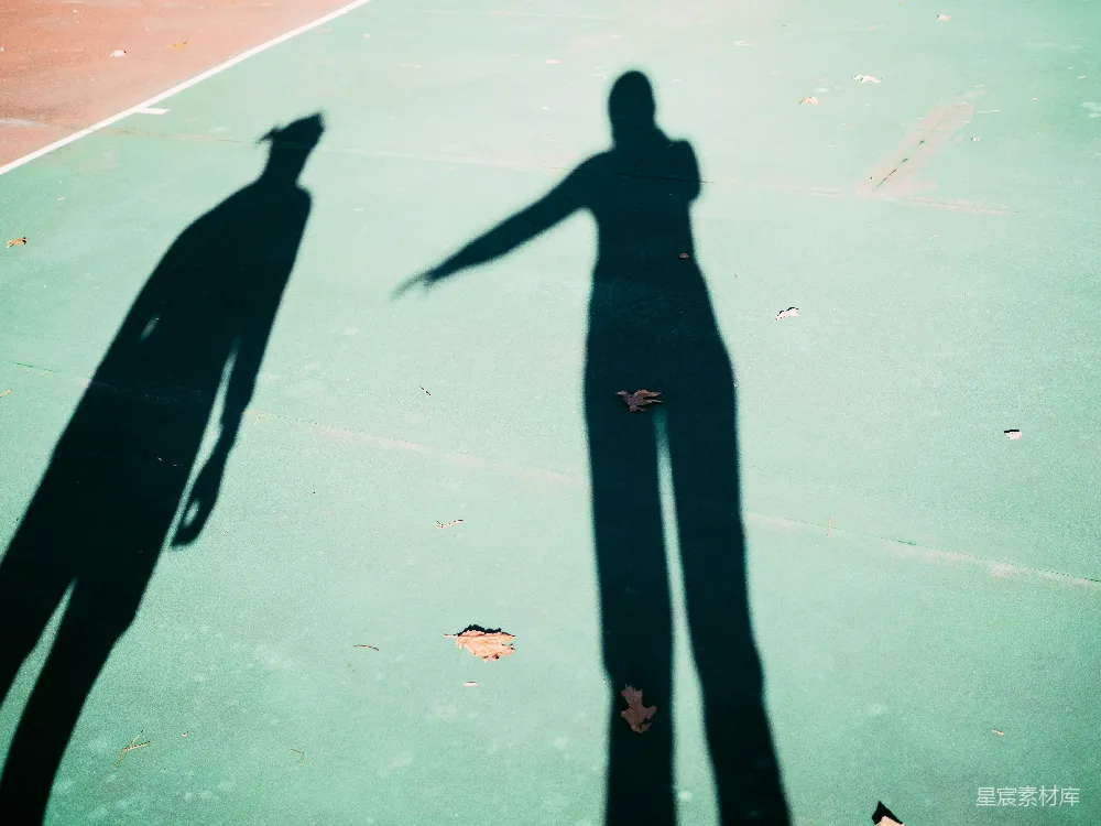 高清摄影 黑色裤子的男人在灰色混凝土地板上走动。