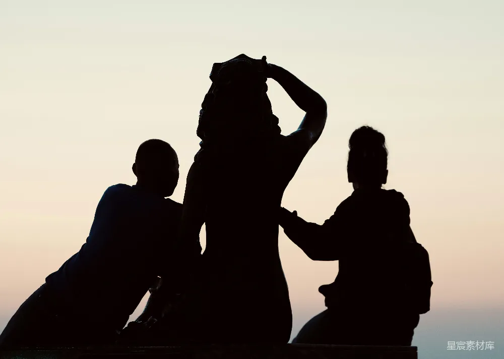 高清摄影  夕阳背景下三个人的轮廓