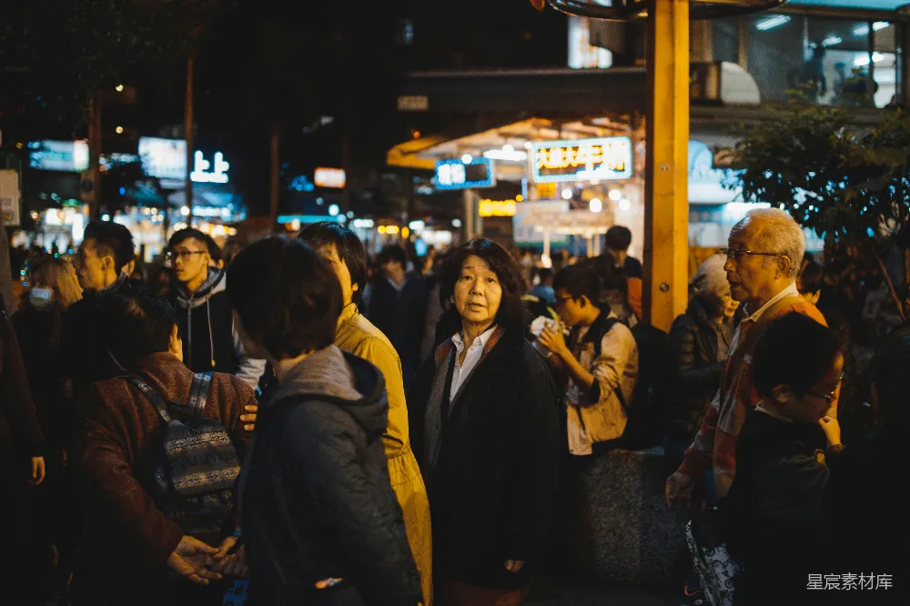高清摄影 夜晚街道上聚集的一群人