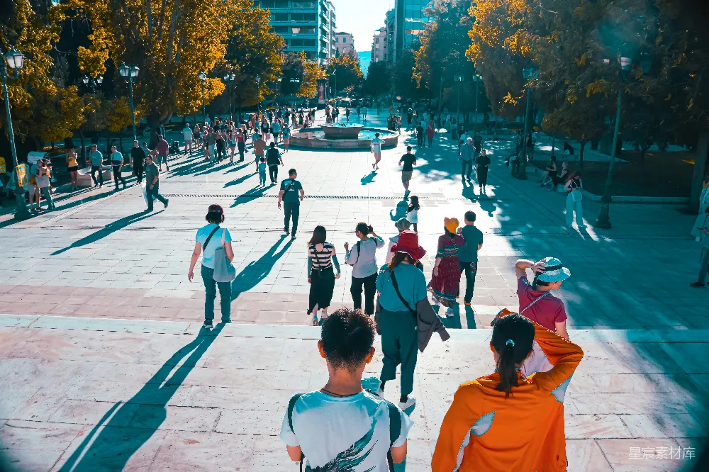 高清摄影 一群人在高建筑物旁边步行街走着