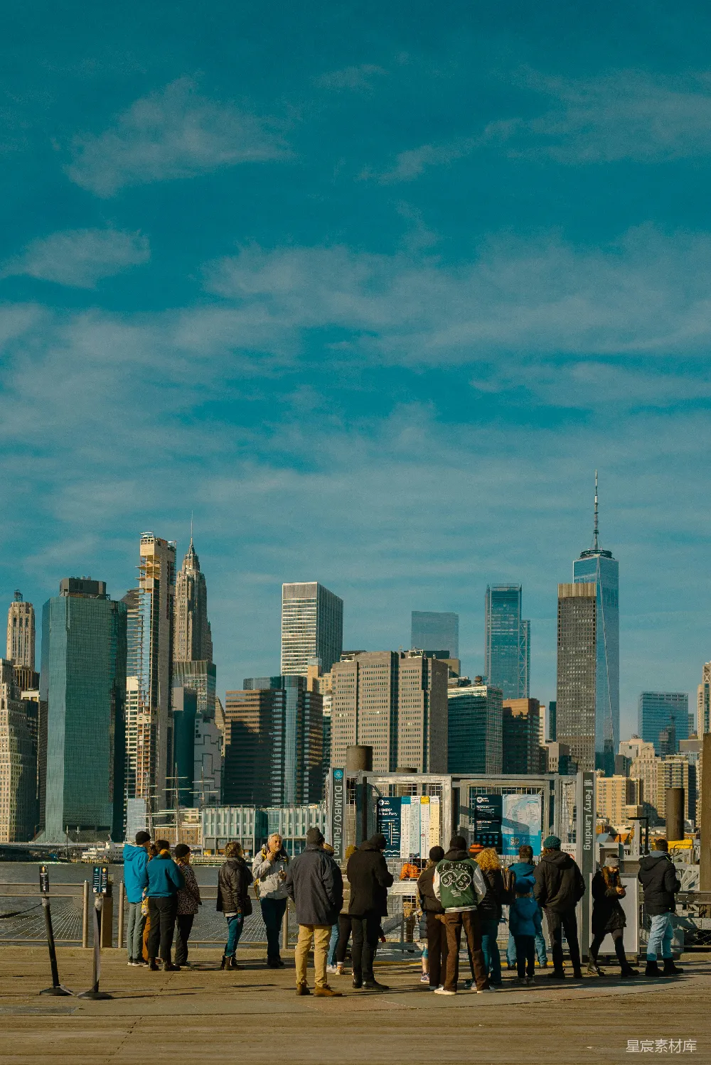高清摄影 一群人站在城市 skyline 前面
