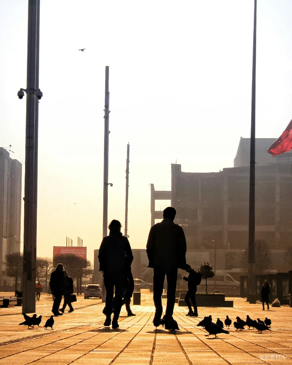高清摄影 白天建筑物间的人群与鸽子的轮廓图象