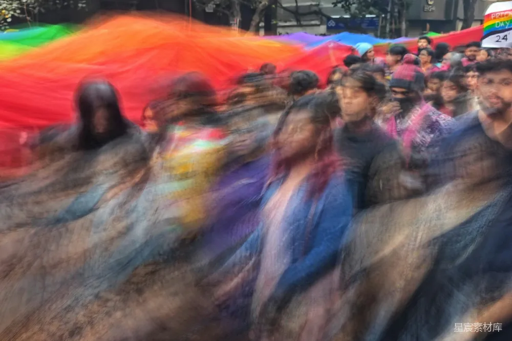 高清摄影 街上一群人在行走